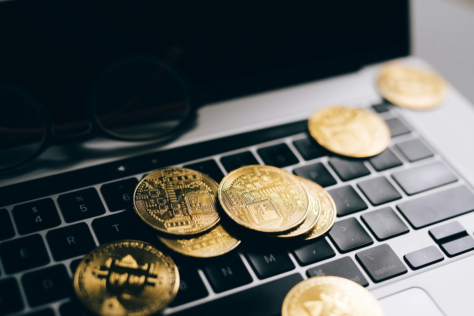 BlockDAG成为2024年顶级加密货币，目标估值为30美元，超过Uniswap和TAO加密货币